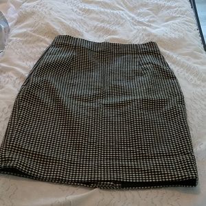 Fitted pencil skirt in houndstooth wool blend